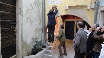 postavljanje vijenca na kuću A.  Šoljana